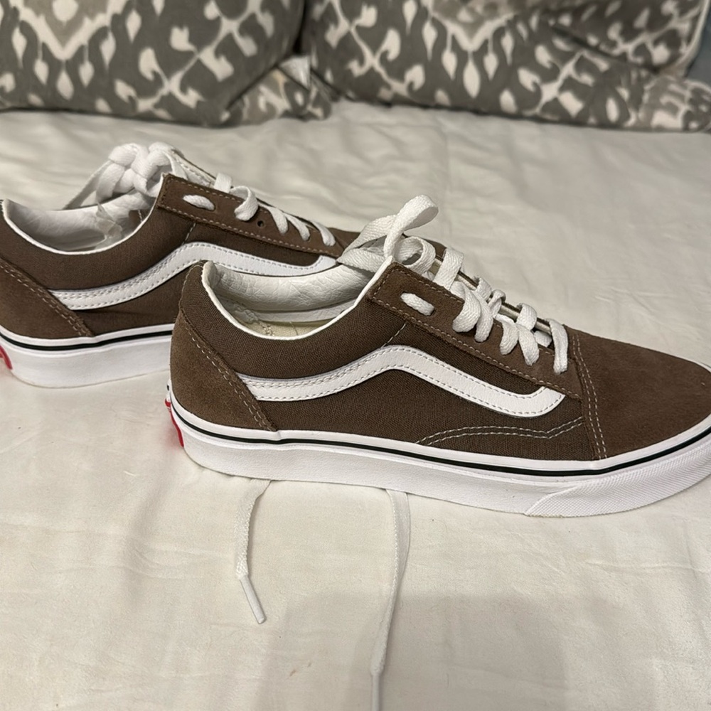 Vans Old Skool lace up brown men’s size 5.5 women’s size 7
NWOT